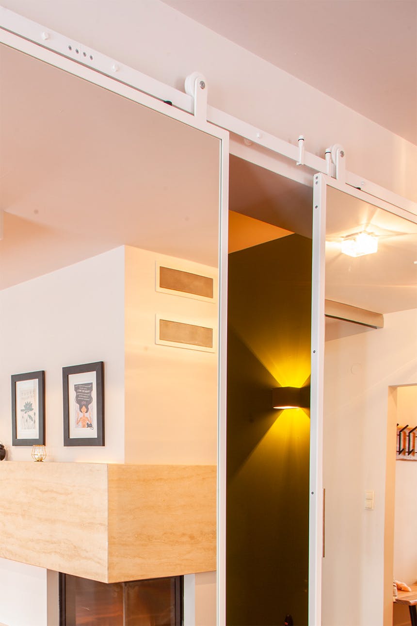 Schiebetür mit Spiegel in weißem Rahmen