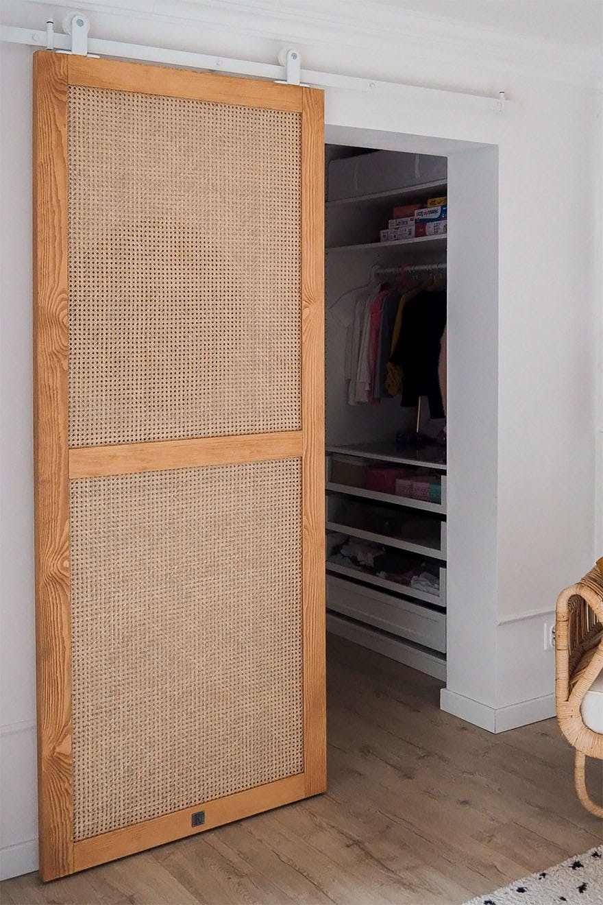 portes coulissantes en rotin pour une petite armoire