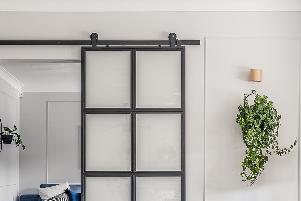 Portes coulissantes en métal remplies de verre de lait