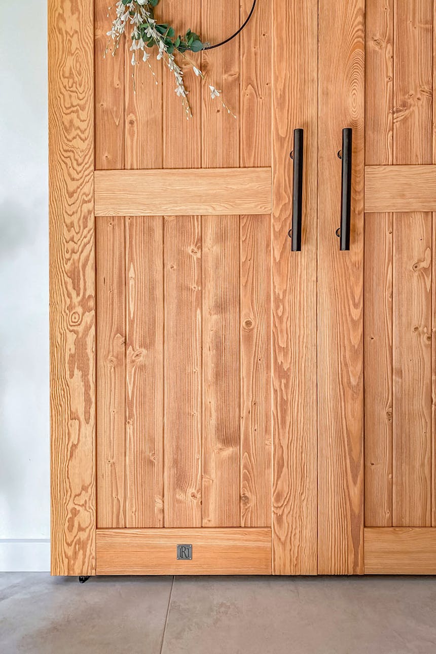 podwójne drzwi przesuwne z litego drewna