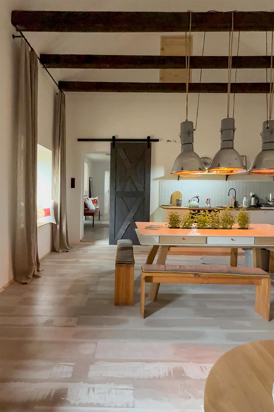 kuchnia z jadalnią w stylu wiejskim