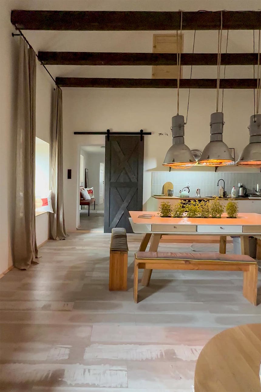 kuchnia z jadalnią w stylu wiejskim