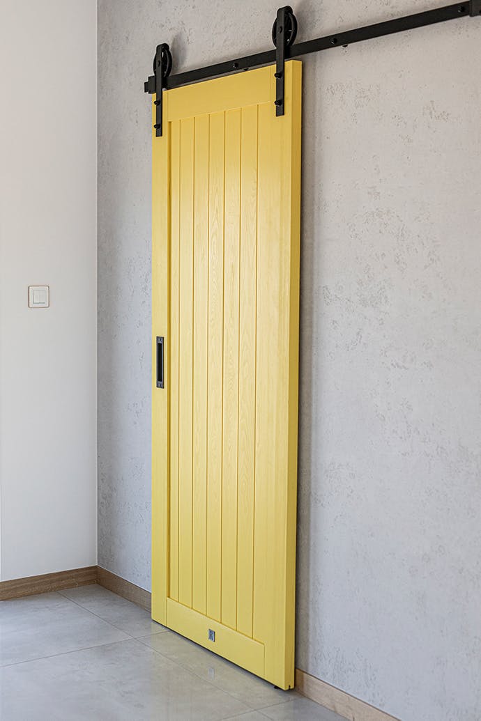 porte coulissante jaune fermant l'entrée du garde-manger