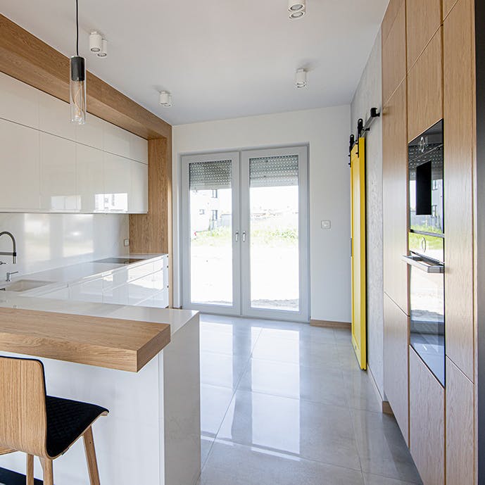 modern kitchen, kitchen with pantry, pantry door, sliding pantry door, yellow door in kitchen, high gloss kitchen furniture, white furniture in kitchen