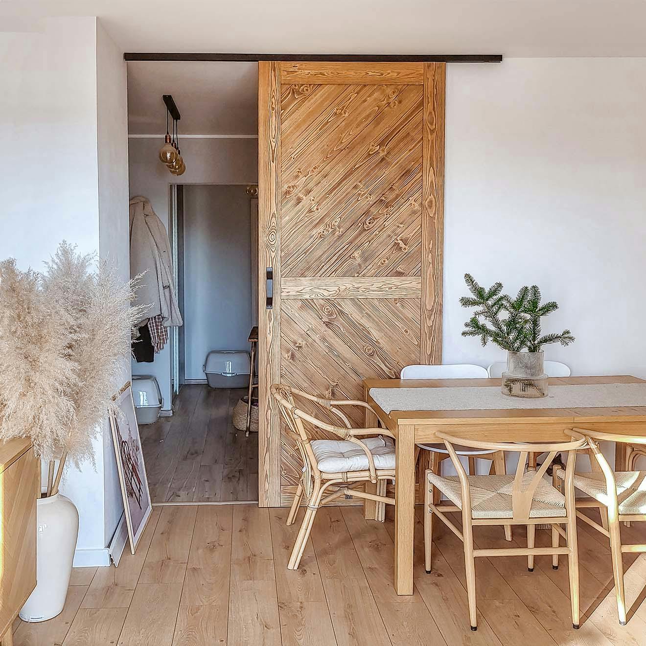portes coulissantes en bois donnant sur le hall du salon beige