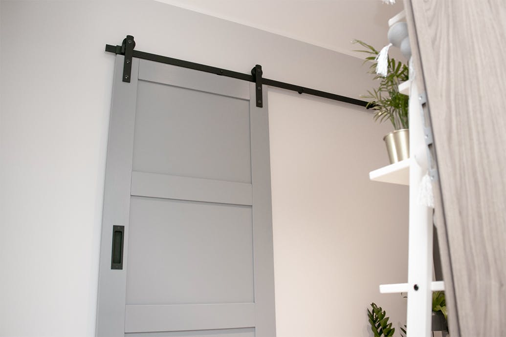 portes coulissantes grises sur le mur blanc du hall