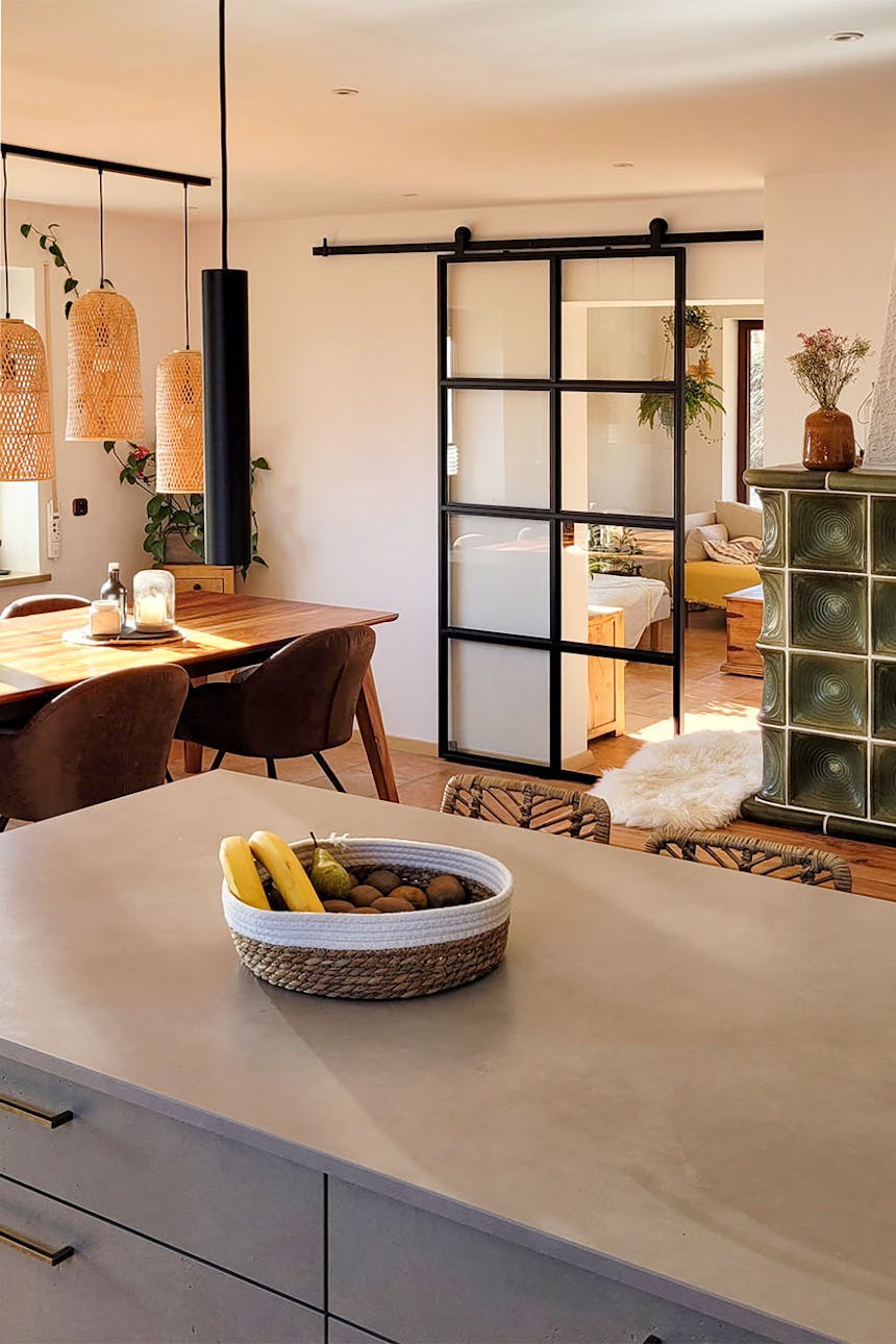 offene Küche mit Essbereich mit Schiebetüren zum Wohnzimmer