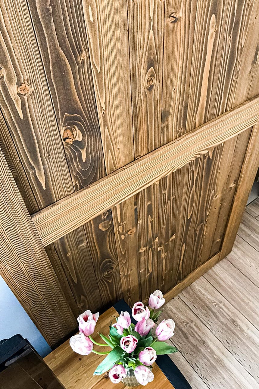 Schiebetüren in einer kleinen Wohnung, Holztür