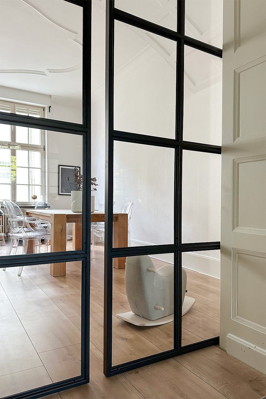 metalowe drzwi z przezroczystym szkłem 