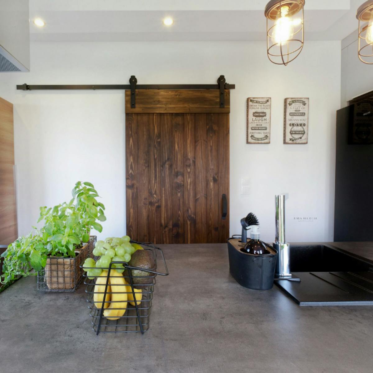 drzwi przesuwne w kuchni, drzwi przesuwne szczotkowane, drzwi przesuwne drewniane, drzwi przesuwne w stylu barn door, szara kuchnia, kuchnia rustykalna, lampa w stylu industrialnym