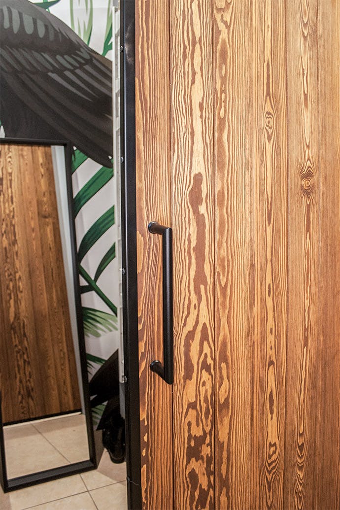 poignée noire pour portes coulissantes en bois