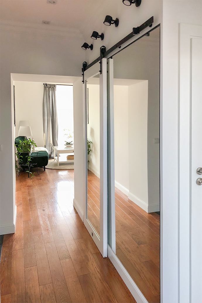 sliding door with mirror, sliding door made of solid wood, wooden door with mirror, sliding door for wardrobe, mirror in the hallway, large mirror in the hallway, sliding mirror