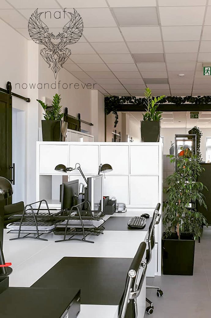 intérieur noir et blanc d'un bureau de comptabilité