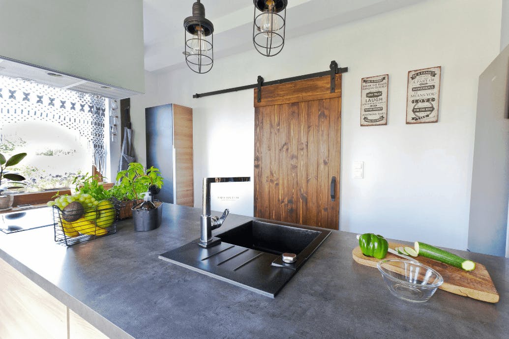 portes coulissantes au garde-manger dans la cuisine spacieuse