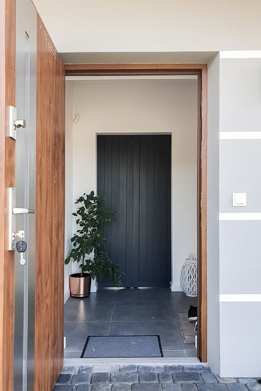 porte en bois anthracite dans le vestibule, porte coulissante en bois