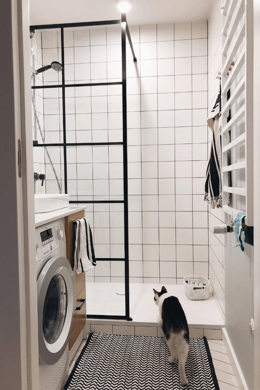 industrielles Badezimmer, industrielle-Stil Dusche, schwarze Accessoires im Bad