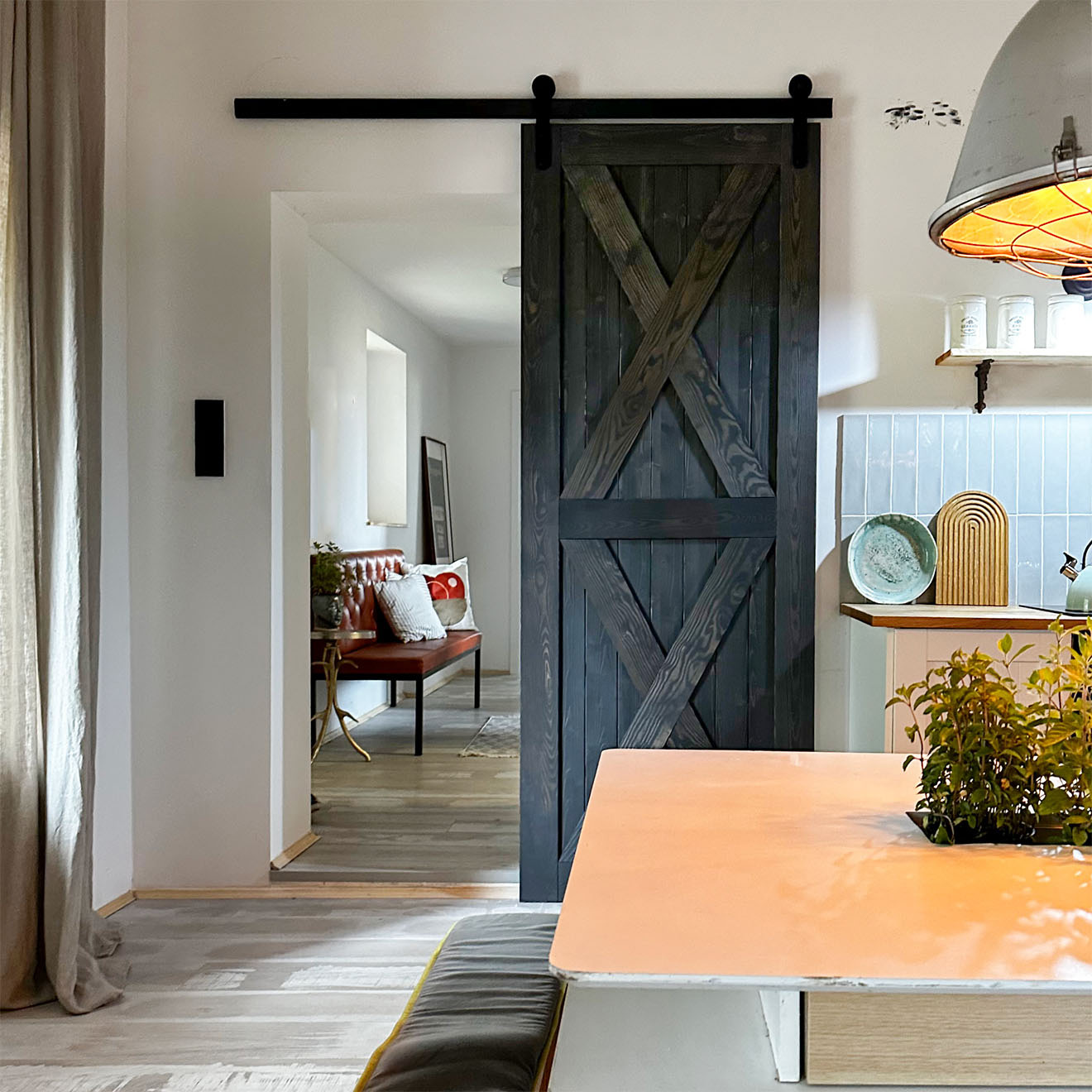 czarne drewniane drzwi przesuwne w kuchni