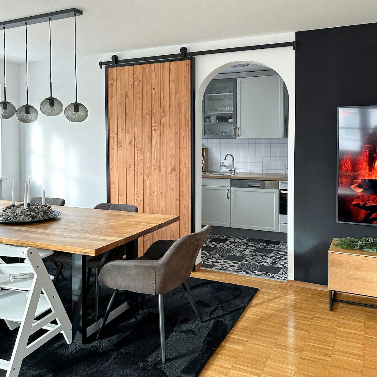 drzwi przesuwne do kuchni znajdującej się przy salonie