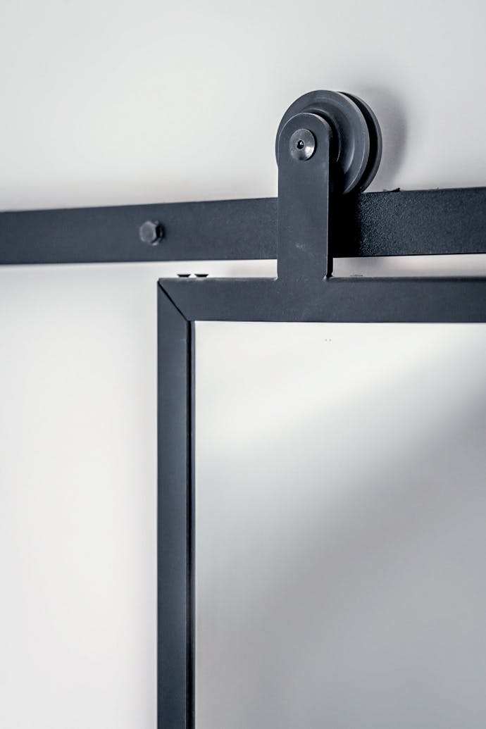 porte coulissante avec miroir dans un cadre en métal noir