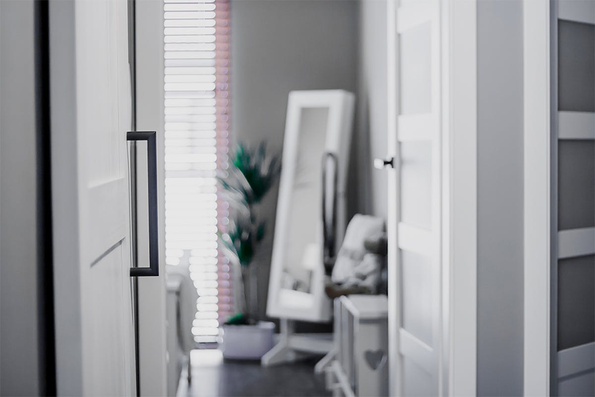 weiße Schiebetür, moderner Bauernstil, Flur in Grau- und Weißtönen