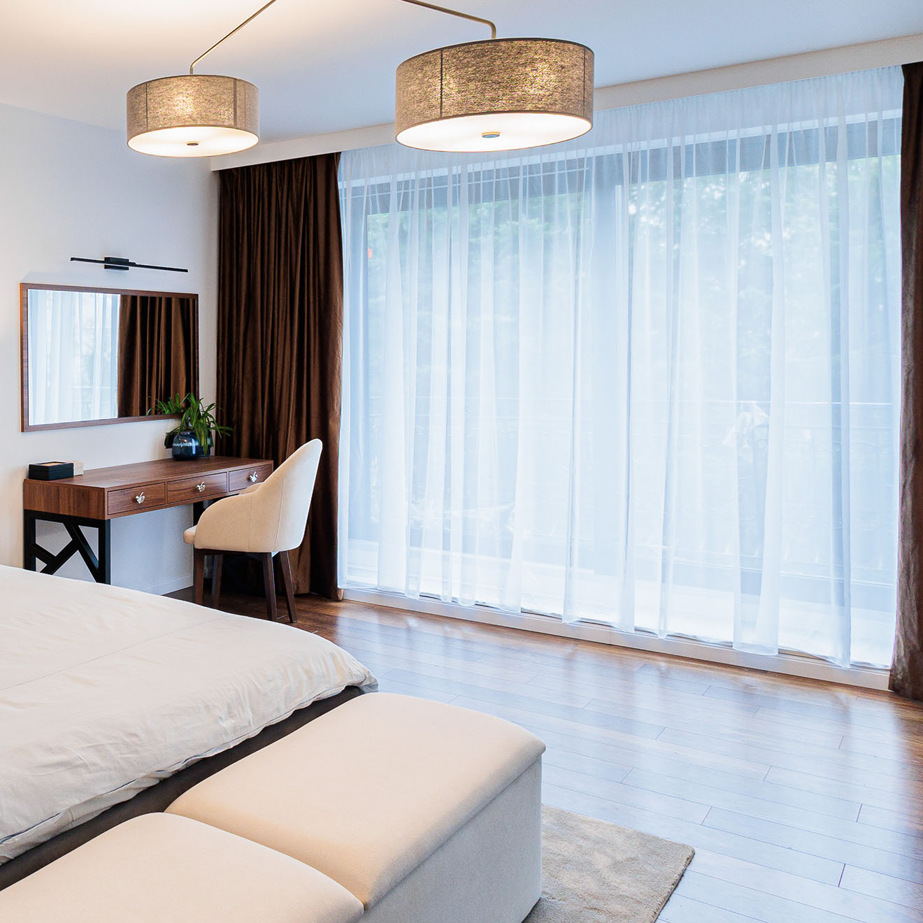 duże okno w nowoczesnej sypialni