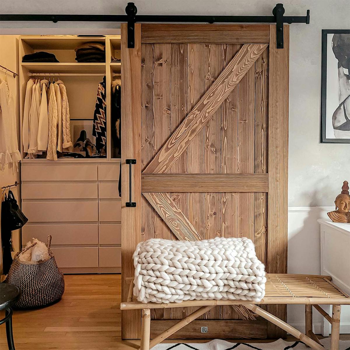 Eingang zum Ankleidezimmer mit Holzschiebetüren