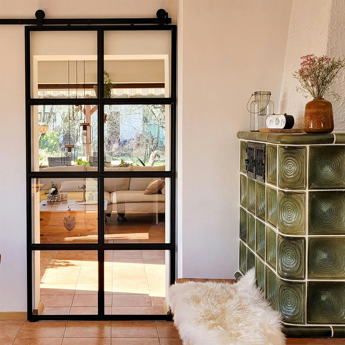 szklane drzwi w metalowej ramie do salonu