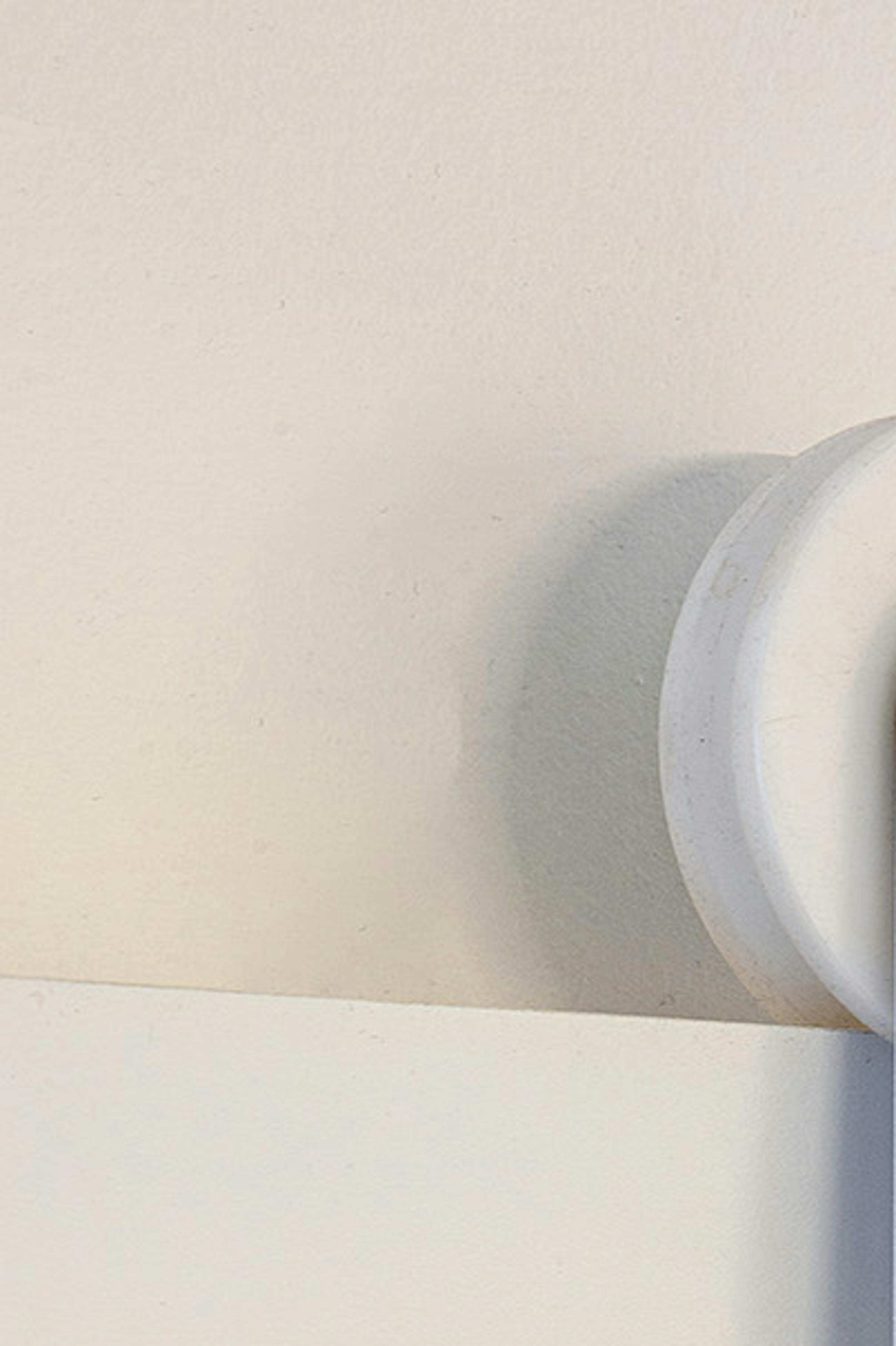 porte coulissante avec un miroir dans un cadre en métal blanc