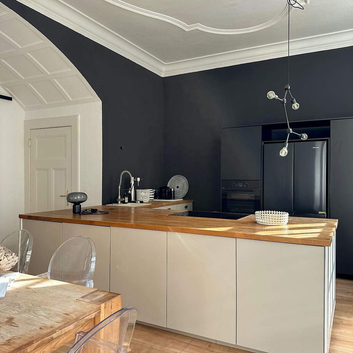 Schwarz-weiße Küche in einem alten Stadthaus