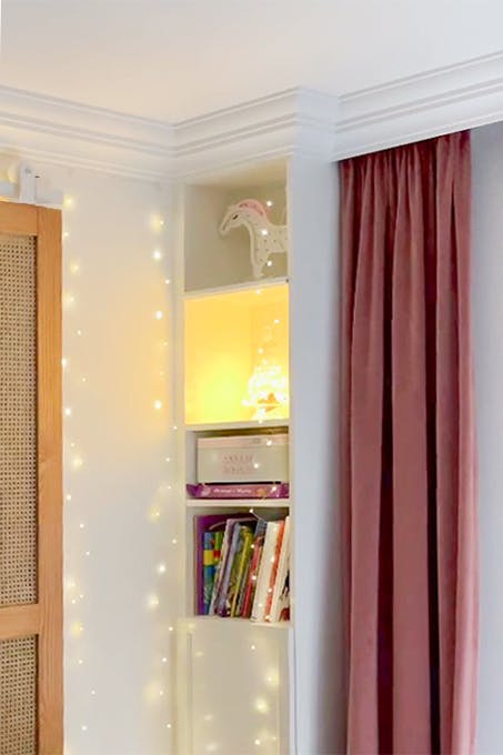 lampes décoratives dans une chambre de fille