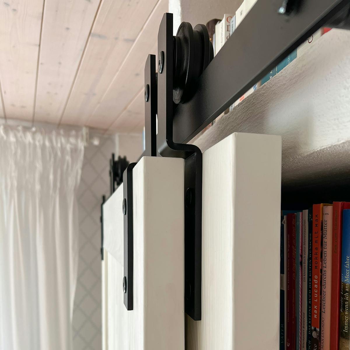 białe podwójne drzwi na czarnym systemie bypass