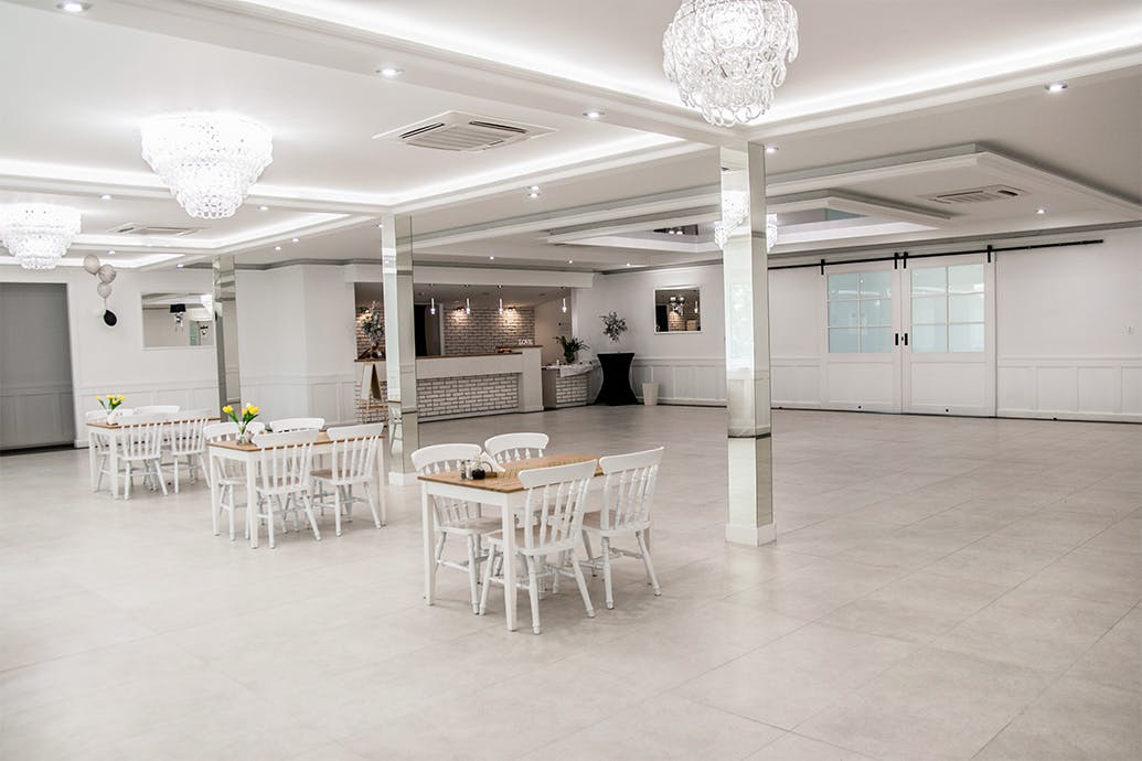 intérieur blanc de la salle de bal avec miroirs décoratifs