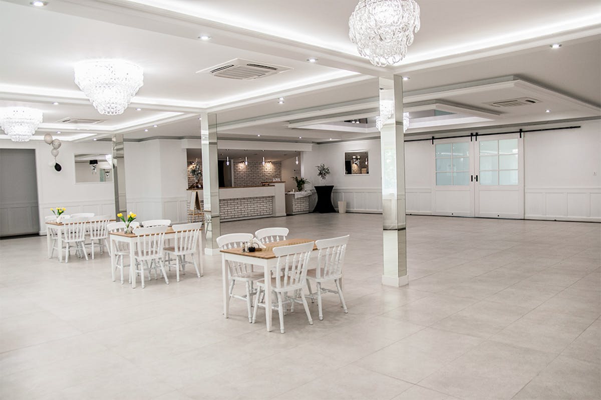 drzwi przesuwne dwuskrzydłowe, drzwi przesuwne z szybą, drzwi przesuwne białe, drzwi drewniane białe z szybą, sala balowa, kryształowe żyrandole, otwarta przestrzeń, lustra we wnętrzu