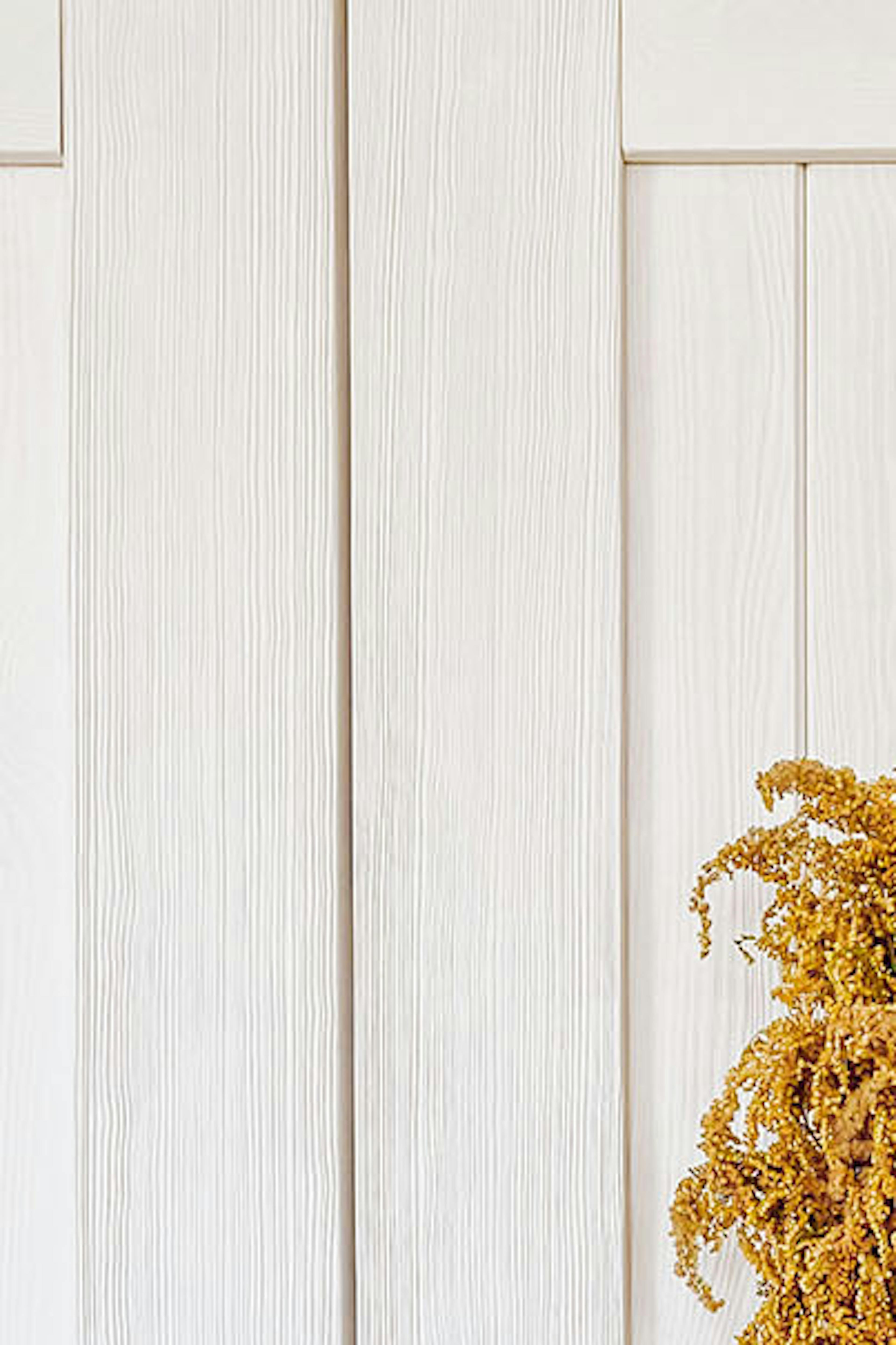 couronne décorative sur la porte coulissante blanche