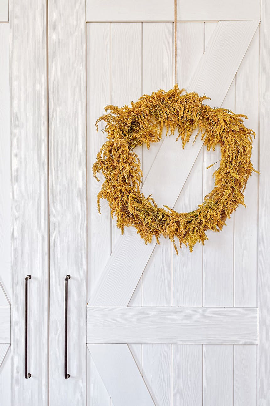 dekorativer Kranz auf weißer Holzschiebetür