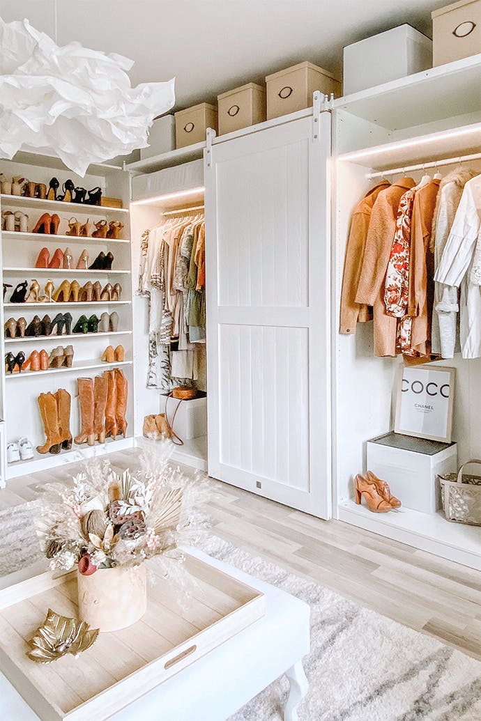 Armoires blanches avec vêtements et étagères blanches avec chaussures pour femmes dans une grande armoire