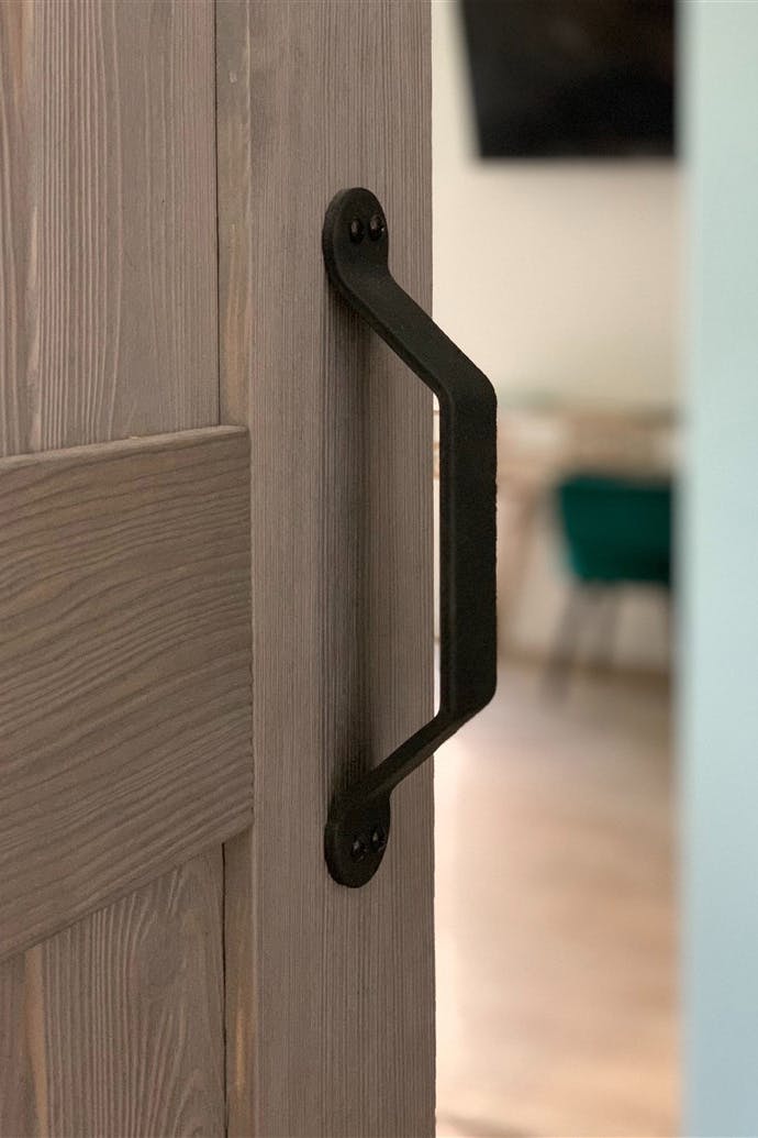 poignée noire pour portes coulissantes en bois