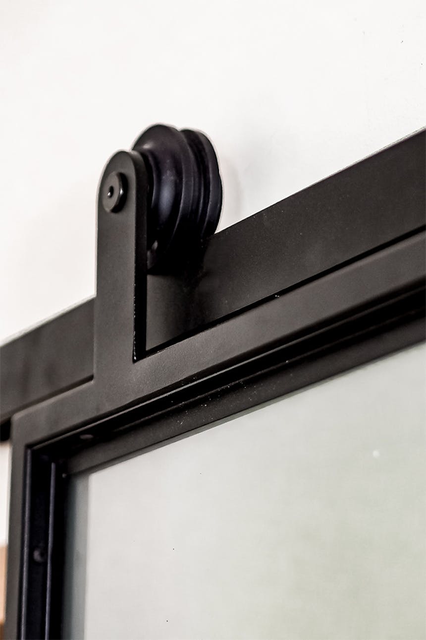 czarny system do drzwi przesuwnych