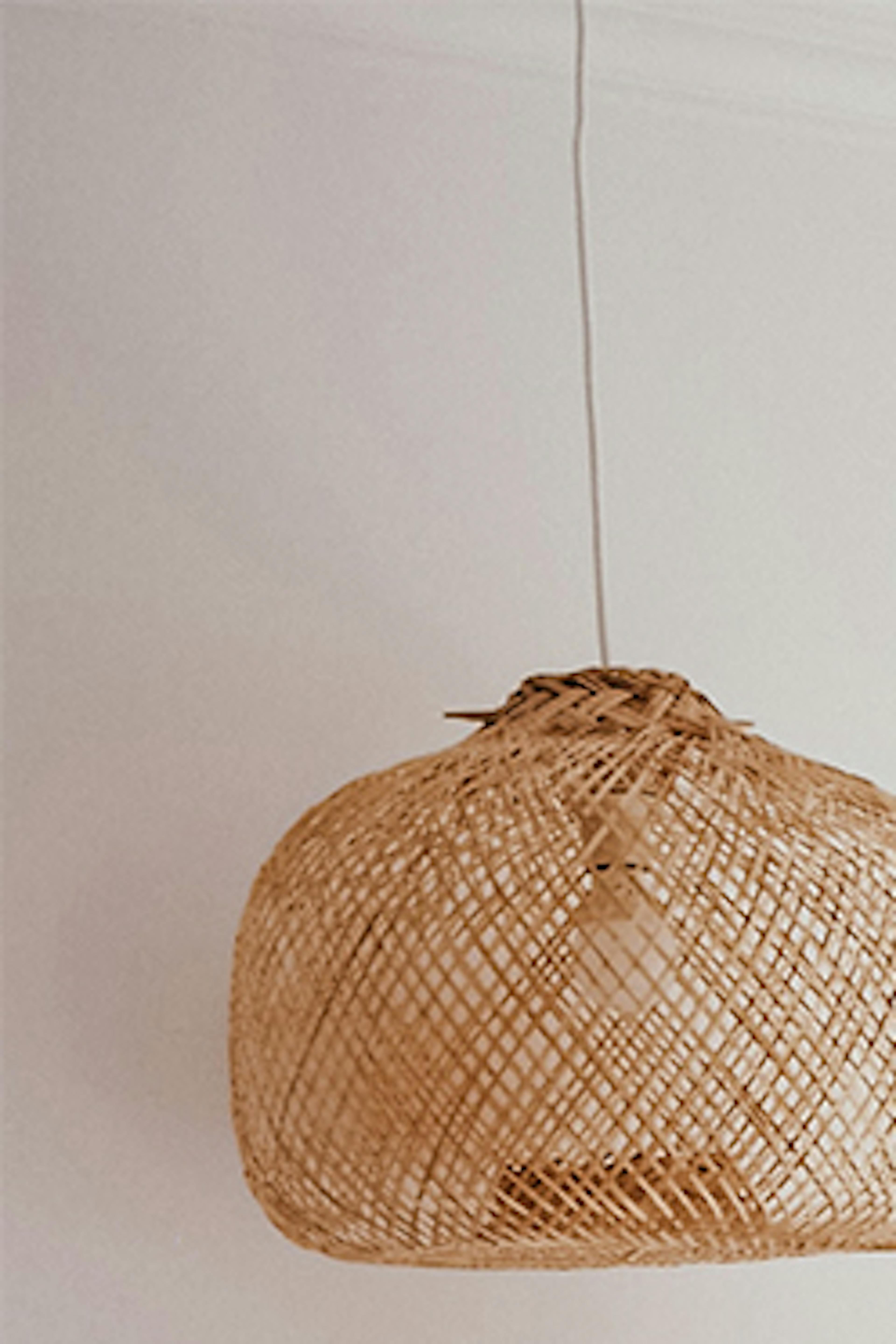 oreillers décoratifs de style bohème dans une chambre décorée en beige naturel