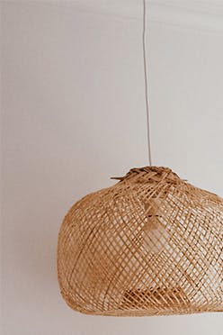 oreillers décoratifs de style bohème dans une chambre décorée en beige naturel