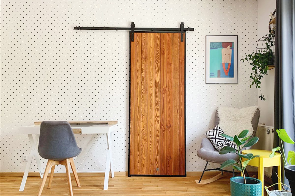 Loft-Tür, Holztür im Metallrahmen, Schiebetür aus Holz und Stahl, Tür aus Kiefern, Schiebetür im Schlafzimmer, Holztür, gepunktete Tapeten, Idee für Tapeten im Schlafzimmer, Schranktür, weiße Tisch im skandinavischen Stil, Sessel Schaukelstühle im Schlafzimmer