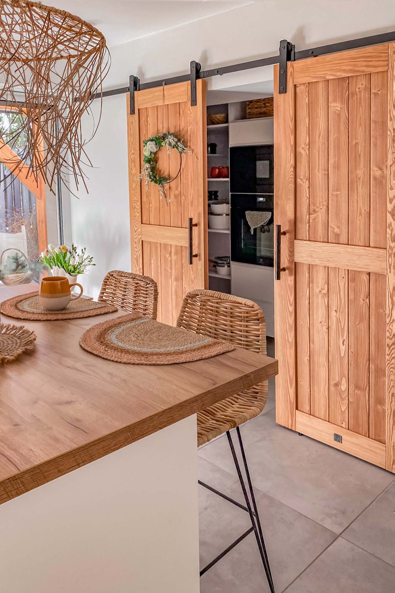 drzwi przesuwne zamykające wnękę w kuchni z urządzeniami AGD i przyborami kuchennymi