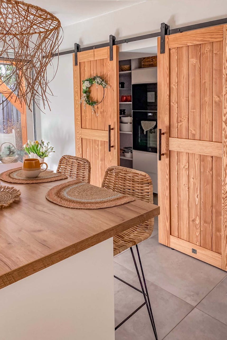 drzwi przesuwne zamykające wnękę w kuchni z urządzeniami AGD i przyborami kuchennymi