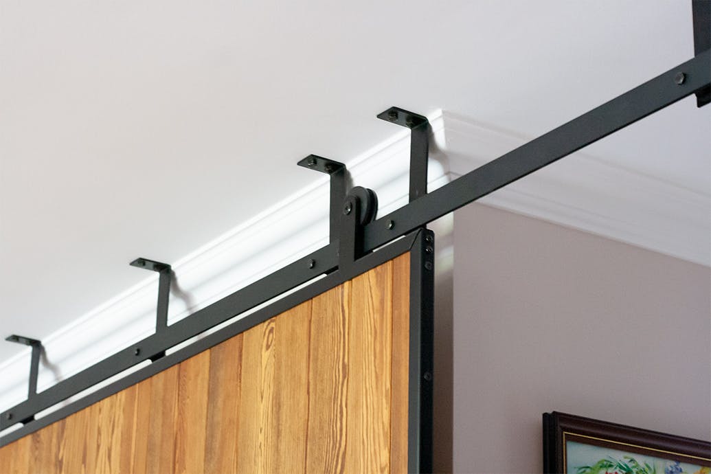 montage au plafond du système coulissant