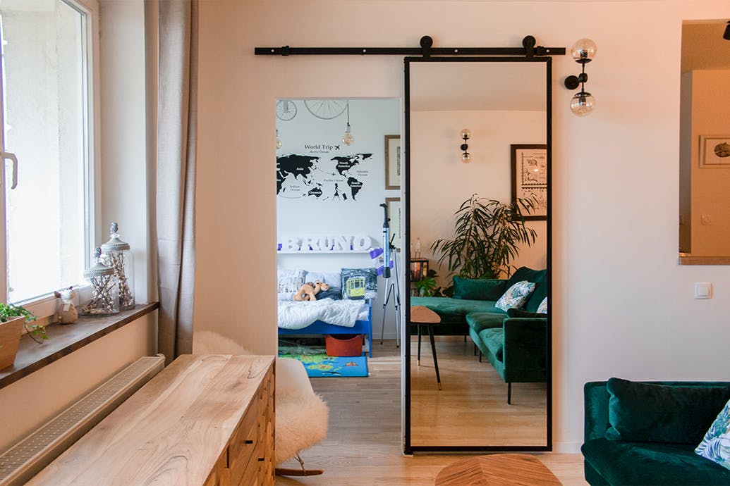 un miroir dans un cadre métallique dans un agencement d'un salon éclectique