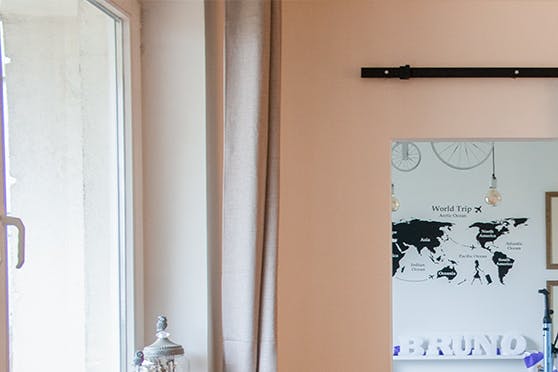 un miroir dans un cadre métallique dans un agencement d'un salon éclectique