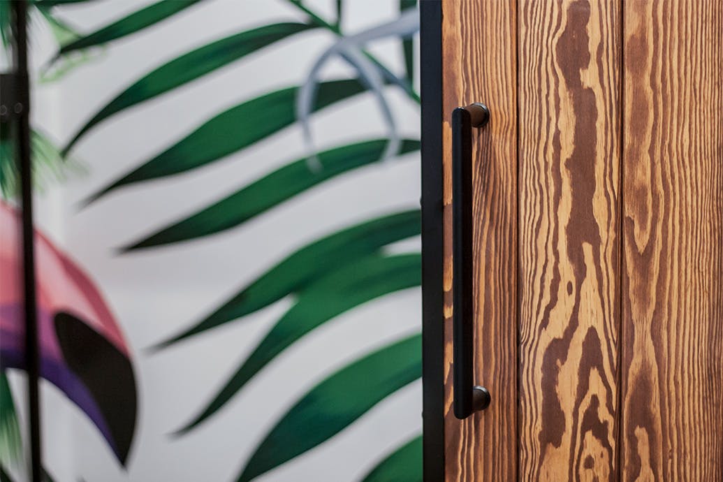 poignée noire pour portes coulissantes en bois