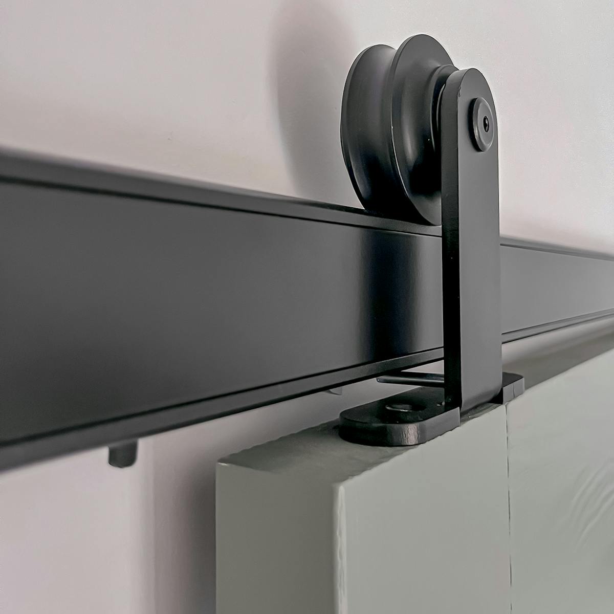 czarny system przesuwny do drzwi drewnianych