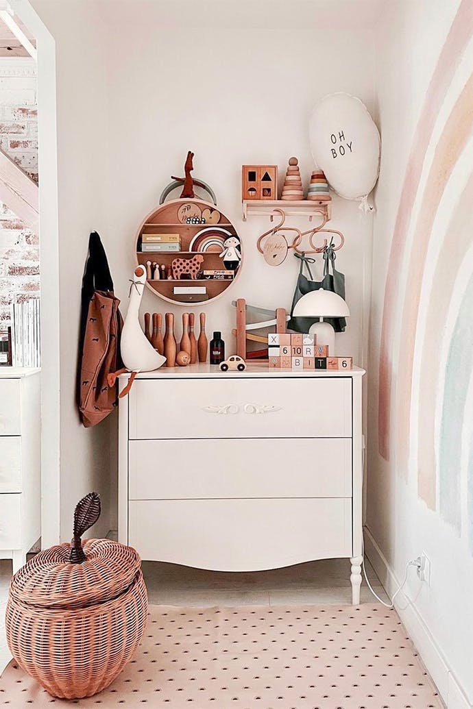 commode blanche dans la chambre des enfants