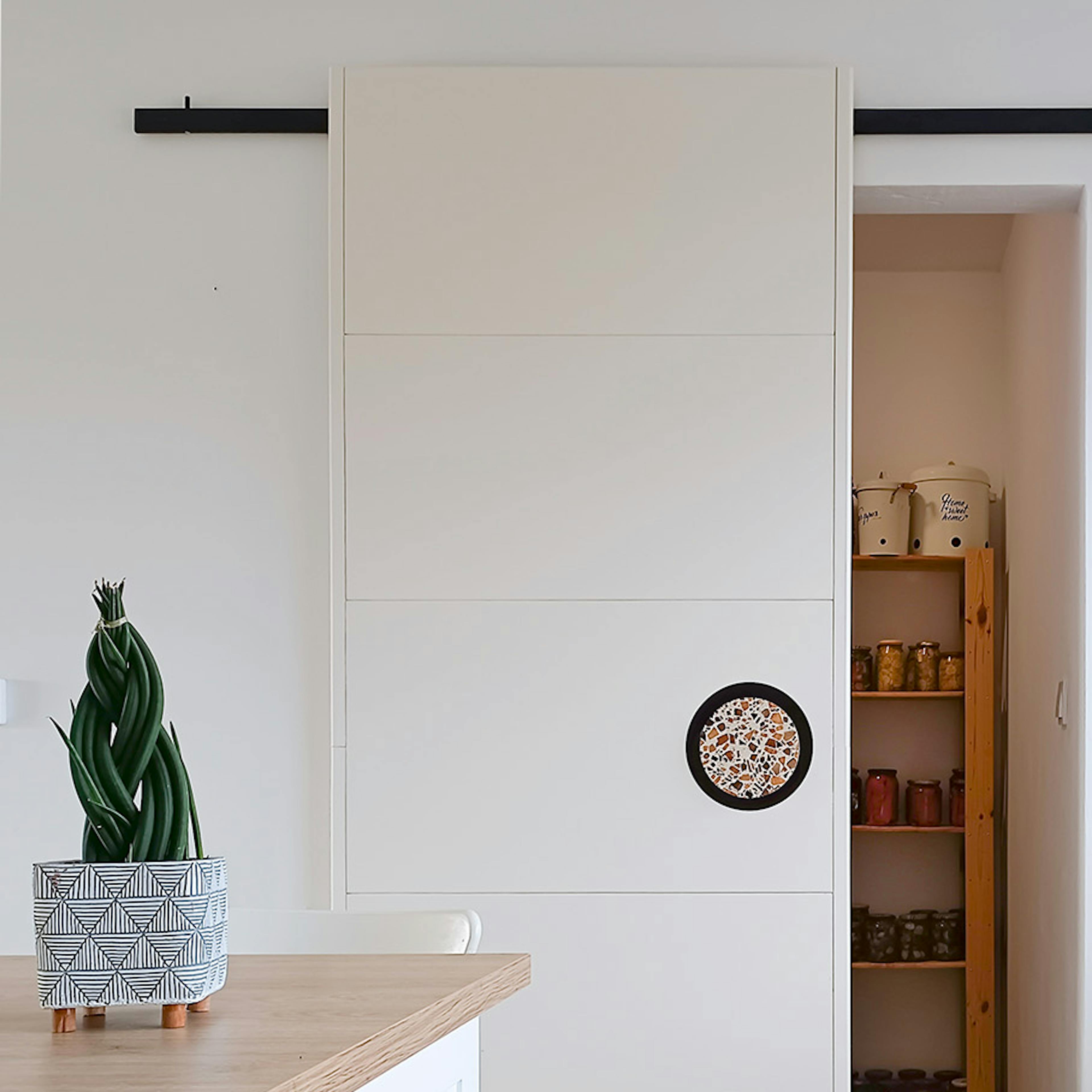 porte garde-manger coulissante blanche minimaliste